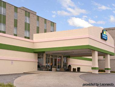 Elkins Inn And Suites Exterior photo